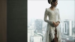 img-title 7 Potret Busana Pengantin Mutiara Baswedan, Ada Karya Anak Prabowo