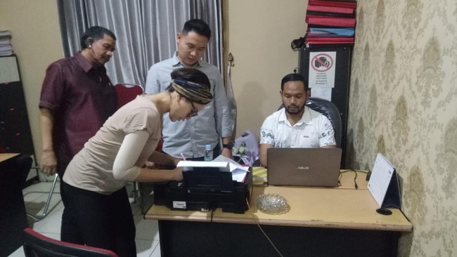 Tim kuasa hukum akan mengkaji apa yang bisa mereka lakukan untuk membela Nikita Mirzani agar terbebas dari persoalan hukum yang membelitnya.