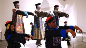 FOTO: Vampir China Dipamerkan untuk Menyambut Bulan Hantu
