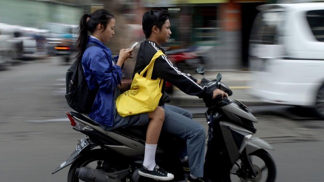 Disdik Kabupaten Tangerang melarang pelajar membawa kendaraan ke sekolah, pihak sekolah juga diimbau tak menyediakan lahan parkir bagi mereka.