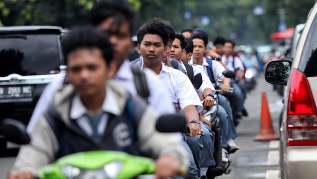 Dedi Mulyadi mengimbau para pelajar yang belum memiliki Surat Izin Mengemudi (SIM) untuk tidak mengendarai sepeda motor ke sekolah.