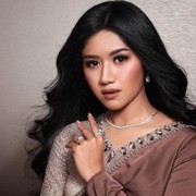 Potret Gaya Elegan Erina Gudono Kekasih Baru Kaesang Pangarep dalam Berbagai Dress