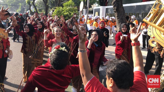 Massa PDIP melalukan long march dari kantor DPP PDIP menuju Komisi Pemilihan Umum (KPU) untuk mendaftarkan diri sebagai peserta Pemilu.