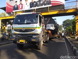 Truk Tangki Tersangkut JPO Grand Mall Kranji Bekasi Berhasil Dievakuasi