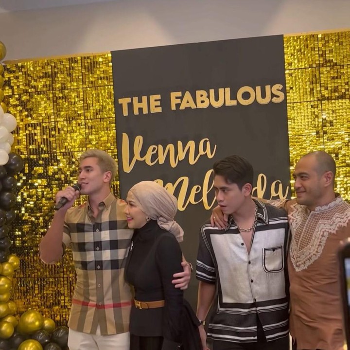 <p>Beberapa waktu lalu artis cantik Venna Melinda baru saja berulang tahun yang ke-50, Bunda. Ia pun mendapatkan kejutan dari kedua anak laki-lakinya, Verrel dan Athalla. (Foto: instagram: @athallanaufal7)</p>