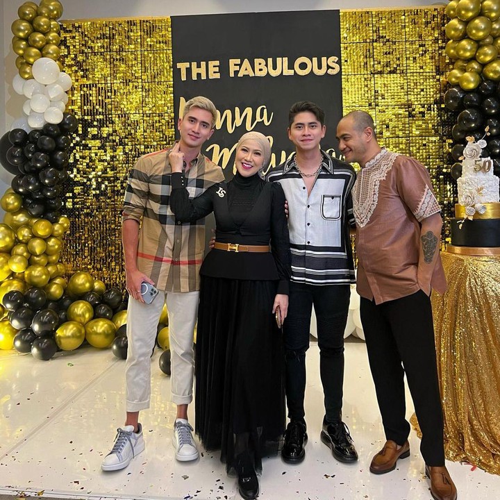 <p>Verrel hadir dengan mengenakan pakaian kotak-kotak warna cokelat dan hitam. Sedangkan Athalla hadir dengan pakaian didominasi hitam namun tetap <em>fashionable</em>. (Foto: instagram: @athallanaufal7)</p>
