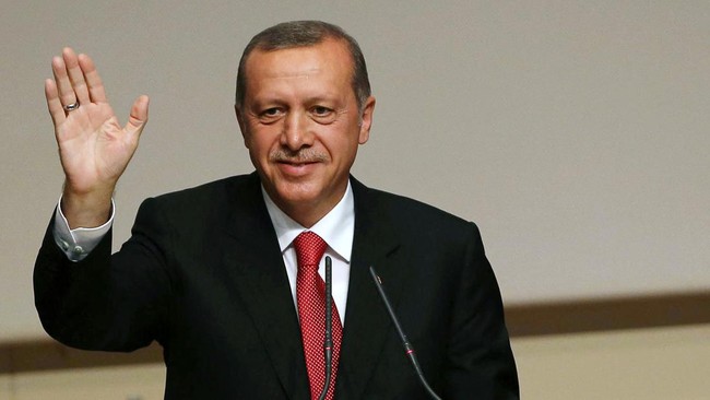 Sebuah video viral di media sosial usai menampilkan Presiden Turki Recep Tayyip Erdogan berguyon menampar pipi bocah laki-laki karena tak mencium tangannya.