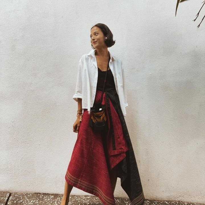 <p>Untuk kesan feminin yang cocok digunakan di acara lebih formal, Bunda bisa padukan kain tradisional dengan cardigan, blazer, atau kemeja yang dipakai sebagai outer seperti Putri Marino. (Foto: Instagram @putrimarino)</p>
