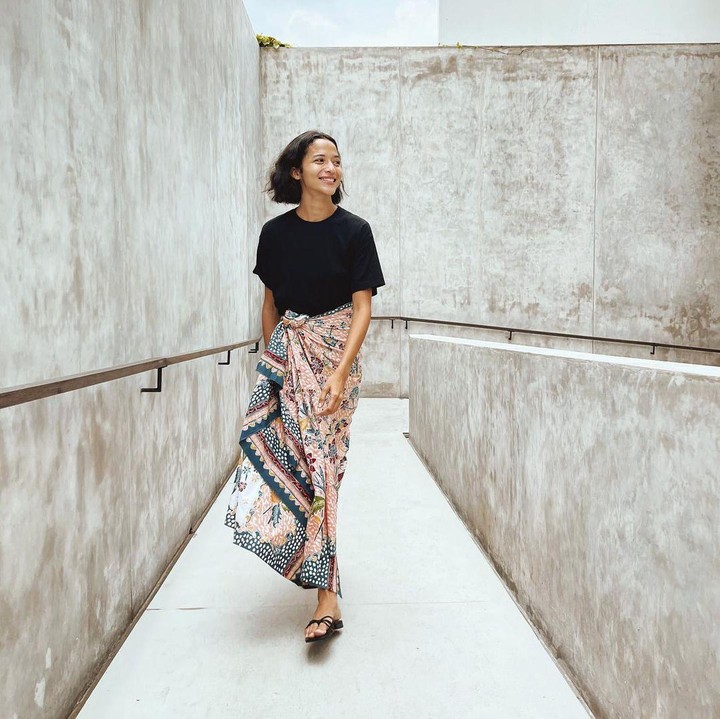 <p>Putri Marino memilih kain bermotif simpel untuk membuat penampilannya tetap minimalis. Bunda juga bisa padukan dengan atasan berwarna polos. (Foto: Instagram @putrimarino)</p>
