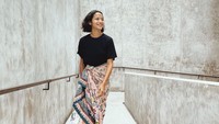 5 Potret Fashionable Putri Marino Padu Padan Kain Tradisional dan Atasan Kasual