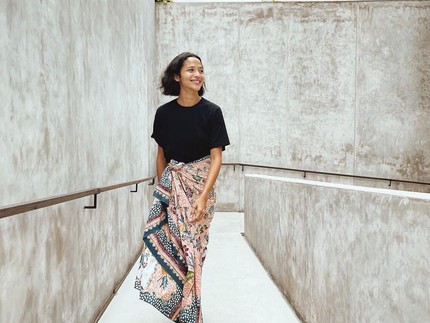 5 Potret Fashionable Putri Marino Padu Padan Kain Tradisional dan Atasan Kasual