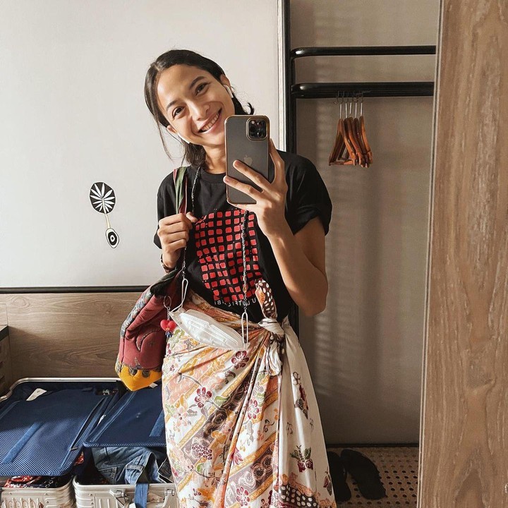 <p>Putri Marino dikenal sebagai aktris yang modis. Ia mampu menampilkan OOTD modis dengan pakaian sederhana, seperti kain tradisional. (Foto: Instagram @putrimarino)</p>