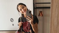 <p>Putri Marino dikenal sebagai aktris yang modis. Ia mampu menampilkan OOTD modis dengan pakaian sederhana, seperti kain tradisional. (Foto: Instagram @putrimarino)</p>