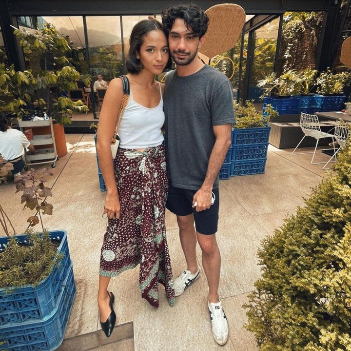 <p>Putri Marino kerap mengenakan gaya busana ini di berbagai kesempatan. Seperti ketika sedang menggarap proyek serial <em>Layangan Putus</em> bersama Reza Rahadian. Ia tampil mengenakan kain tradisional dan tanktop simpel. (Foto: Instagram @putrimarino)</p>