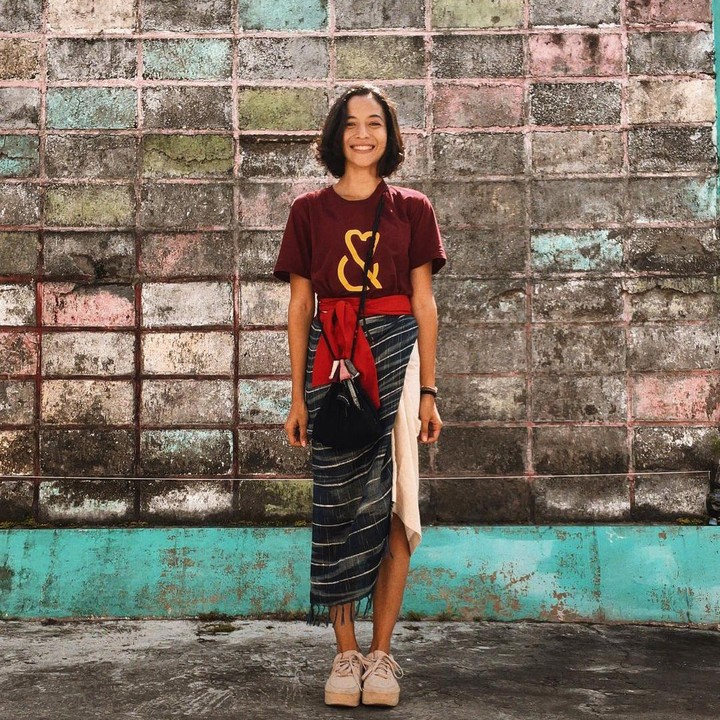 <p>Padu padan kain tradisional dengan atasan bergaya modern seperti Putri Marino sangat mudah untuk diterapkan lho, Bunda. Untuk menambah kesan kasual, Bunda juga bisa memakai sepatu <em>sneakers.</em> (Foto: Instagram @putrimarino)</p>