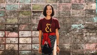 <p>Padu padan kain tradisional dengan atasan bergaya modern seperti Putri Marino sangat mudah untuk diterapkan lho, Bunda. Untuk menambah kesan kasual, Bunda juga bisa memakai sepatu <em>sneakers.</em> (Foto: Instagram @putrimarino)</p>