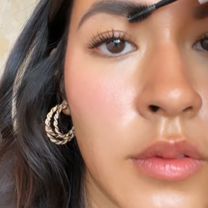 <p>Seperti biasa, Raisa merapikan alis agar tampak lebih rapi. Kali ini, ia juga memakai maskara untuk mempercantik bulu mata. (Foto: Instagram @raisa6690)</p>