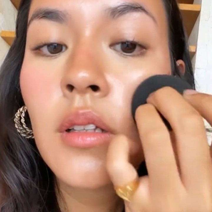 <p>Raisa juga menampilkan gaya <em>make-up</em> lainnya di video berikutnya. Kali ini, ia mengenakan <em>highlighter</em> untuk menonjolkan tulang pipi. (Foto: Instagram @raisa6690)</p>
