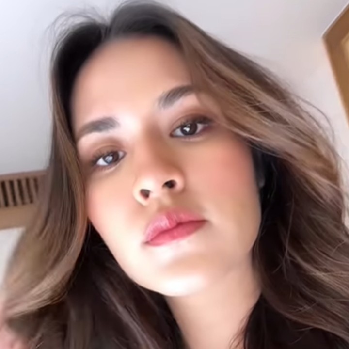 <p>Terakhir, ia memakai lipstik berwarna <em>pink-nude</em> untuk memberi tampilan segar pada akhir <em>make-up</em>. Cocok untuk Bunda yang feminin, nih. (Foto: Instagram @raisa6690)</p>