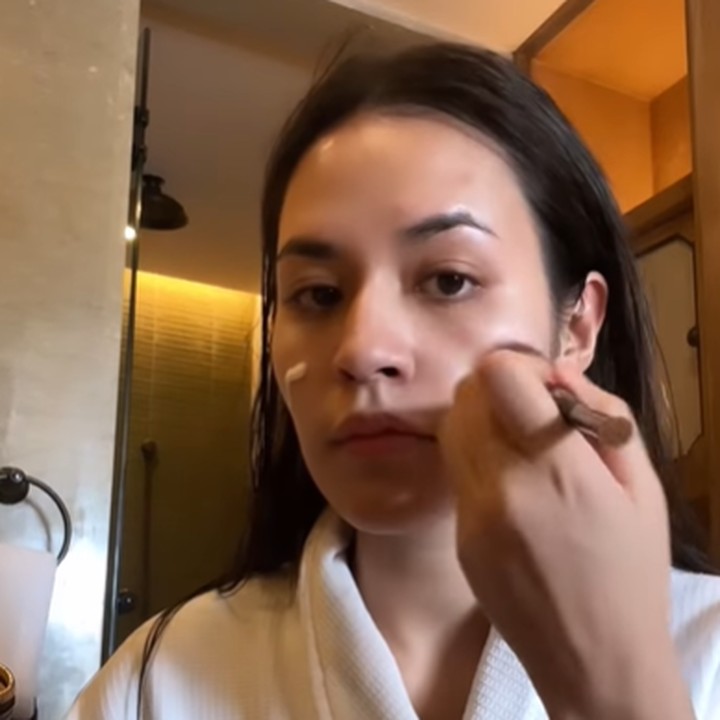 <p>Untuk mengawali harinya, Raisa melakukan riasan pada wajahnya sendiri. Ia memulai dengan mengaplikasikan foundation. (Foto: Instagram @raisa6690)</p>