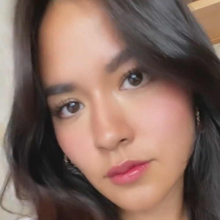 <p>Setelah menyelesaikan makeup, ia memakai lipstik berwarna pink dengan hasil akhir <em>glossy.</em> Gaya makeup kali ini memberi efek <em>dewy</em> yang membuat kulit tampak sehat. Bunda lebih suka yang mana, nih? (Foto: Instagram @raisa6690)</p>