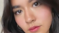 <p>Setelah menyelesaikan makeup, ia memakai lipstik berwarna pink dengan hasil akhir <em>glossy.</em> Gaya makeup kali ini memberi efek <em>dewy</em> yang membuat kulit tampak sehat. Bunda lebih suka yang mana, nih? (Foto: Instagram @raisa6690)</p>