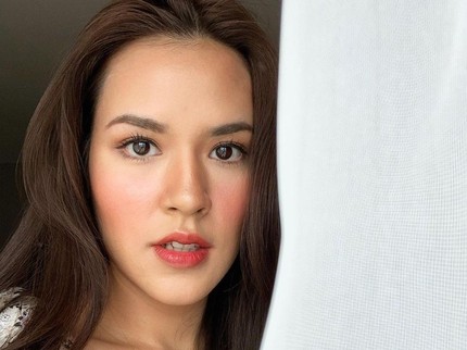 7 Potret Raisa Make-up Wajah Sendiri, Tak Kalah Glowing dari MUA