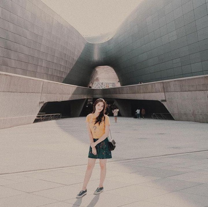 <p>Ranty Maria juga gemar memadukan rok pendek alias <em>skirt</em> dengan <em>t-shirt</em> kasual. Tetap terlihat imut dengan busana simpel, nih. (Foto: Instagram @rantymaria)</p>