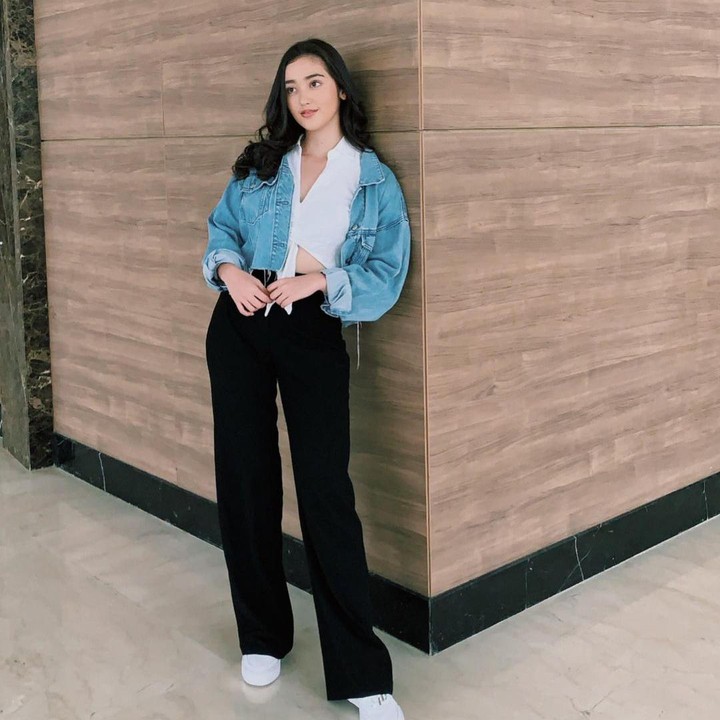 <p>Untuk gaya yang lebih kasual, Ranty Maria memadukan outer berbahan denim dengan celana panjang dan sepatu <em>sneakers.</em> (Foto: Instagram @rantymaria)</p>