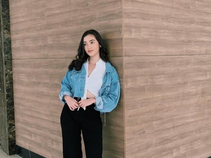 7 Potret OOTD Artis Sinetron Ranty Maria, Dress hingga Crop Top