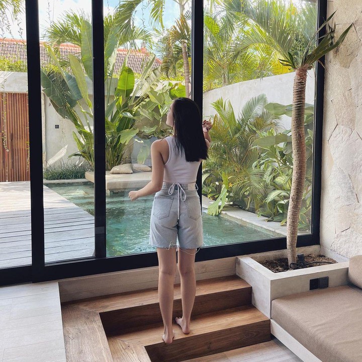 <p>Ketika ingin tampil lebih santai, Ranty Maria memadukan celana pendek atau <em>shorts</em> dengan tanktop saja, nih. (Foto: Instagram @rantymaria)</p>
