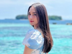 Gaya Ririn Dwi Ariyanti Rayakan Natal Bareng Jonathan Frizzy, Tuai Nyinyiran