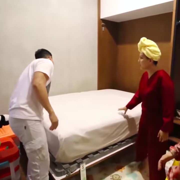 <p>Salah satu kamar di lantai satu dijadikan sebagai ruangan yang multifungsi, Bunda. Ruangan ini bisa menjadi tempat bermain anak atau kamar tamu. (Foto: YouTube Tya Ariestya)</p>