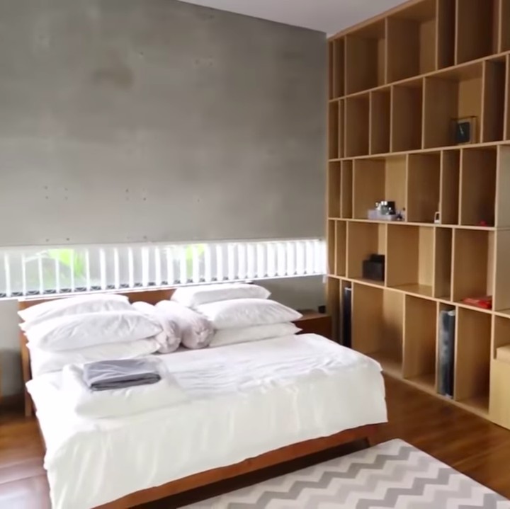 <p>Untuk kamar tidur utama Kinos dan Gina tidak menggunakan terlalu banyak furnitur. Hal ini membuat ruangan jadi terlihat lebih luas dan lapang. (Foto: YouTube Tya Ariestya)</p>