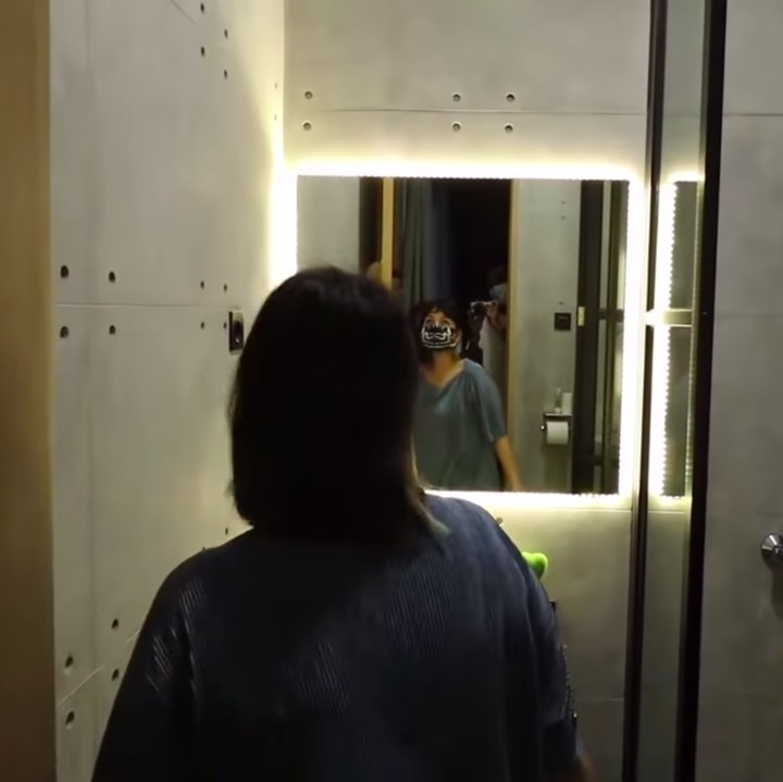 <p>Tak hanya itu, kamar mandi tamu milik Kinos dan Gina juga sangat mencerminkan gaya industrial, lho. Hal ini terlihat dari dinding berlubang yang mereka gunakan. (Foto: YouTube Tya Ariestya)</p>