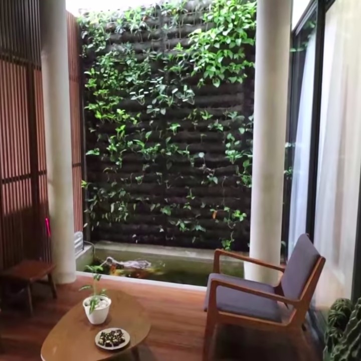 <p>Sebelum memasuki rumah, Kinos dan Nycta Gina juga membuat teras rumah minimalis yang lengkap dengan kolam ikan nih, Bunda. Keren banget, ya! (Foto: YouTube Tya Ariestya)</p>