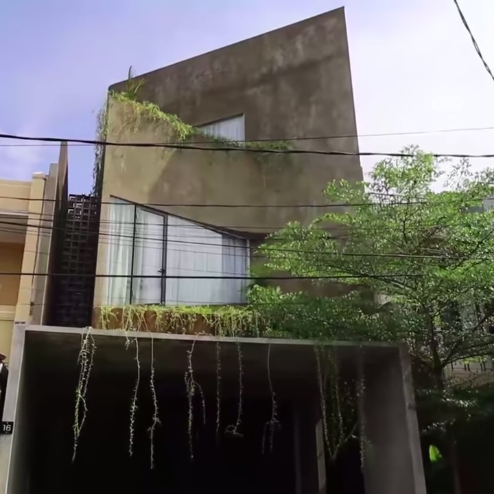 <p>Nycta Gina dan Rizky Kinos memiliki rumah mewah bergaya industrial nih, Bunda. Rumah ini mereka bangun dari awal selama lebih dari 1,5 tahun, lho. (Foto: YouTube Tya Ariestya)</p>