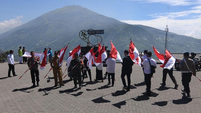 Penerapan UUD 1945 dalam kehidupan sehari-hari menjadi kewajiban yang harus dilakukan setiap warga negara Indonesia. Simak contohnya.