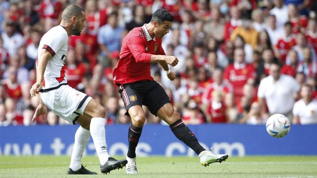 Cristiano Ronaldo kembali membela Manchester United saat beruji coba melawan Rayo Vallecano di Old Trafford, Minggu (31/7).