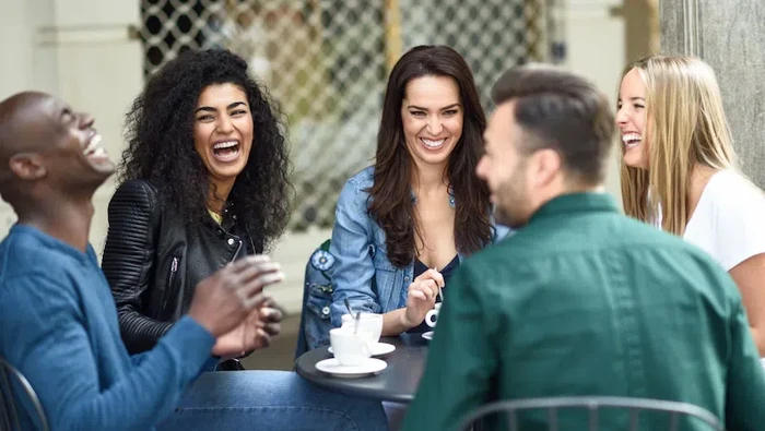 sangat seru saat berkumpul dan tertawa bersama teman (Foto: freepik.com/javi_indy)