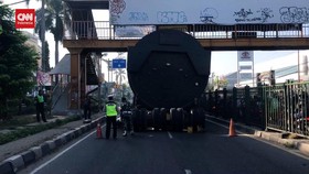 VIDEO: Truk Muatan Tangki Besi Nyangkut Di JPO, Macet Belasan Meter