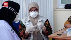 VIDEO: Covid-19 Naik Lagi, Nakes RSPI Sulianti Saroso Divaksin Dosis 4