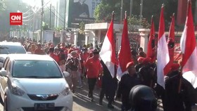 VIDEO: Ratusan Kader PDIP Longmarch ke KPU Sebabkan Kemacetan