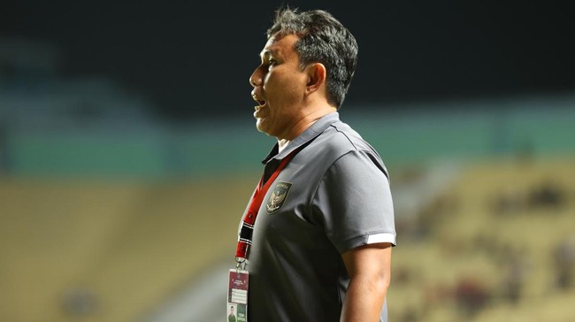 Pelatih Timnas Indonesia U-16 Bima Sakti meminta anak asuhnya tak terbuai kemenangan atas Filipina di Grup A Piala AFF U-16 2022.