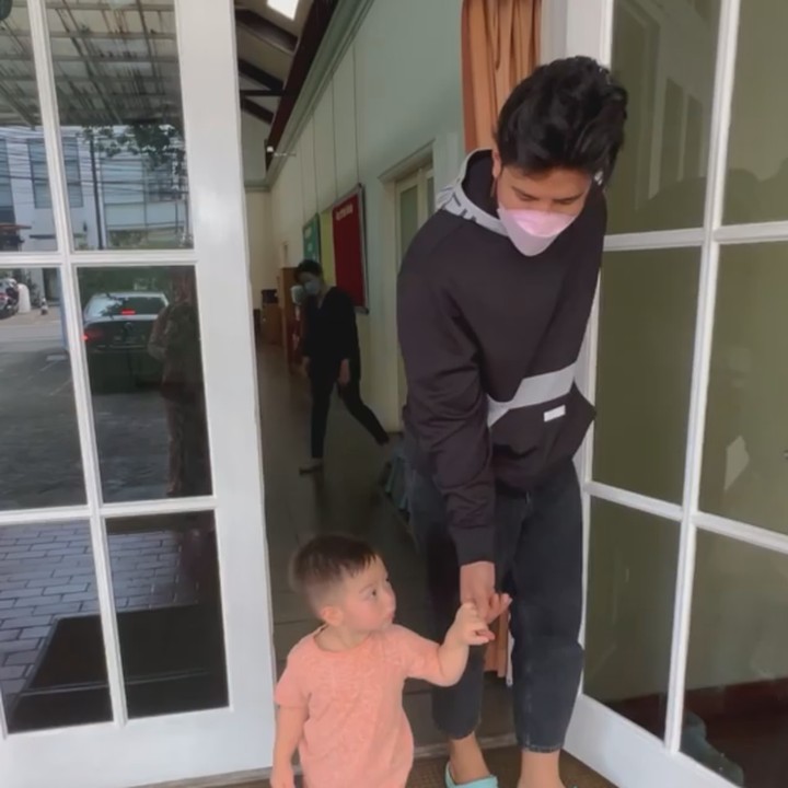 <p>Air Rumi berlinang air mata saat pertama kali masuk sekolah. Ia didampingi ayahnya, Ammar Zoni. Tak ketinggalan pula sang Bunda, Irish Bella yang turut mengantar dan menjemput Air di hari pertamanya sekolah. (Foto: Instagram @_irishbella_)</p>