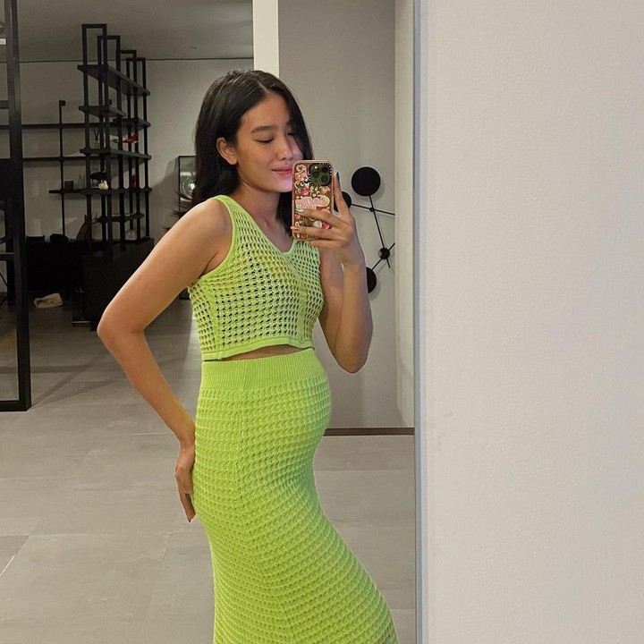 <p>Alika juga berani menggunakan warna-warna terang seperti set pakaian dengan warna hijau neon. Perut Alika mulai terlihat besar ya Bunda di trimester kedua ini. (Foto: Instagram @alikaislamadina)</p>