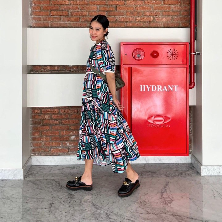 <p>Alika juga sering menggunakan gaun yang longgar dengan corak-corak unik, nih Bunda. Gaya yang mudah untuk dicontoh ya. (Foto: Instagram @alikaislamadina)</p>