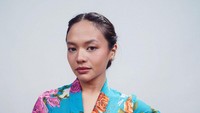 <p>Riasan <em>make-up</em> membuat penampilan dara kelahiran 2001 ini tampak pangling ya, Bunda? Ia terlihat lebih dewasa dan memesona. (Foto: Instagram @amelcarla)</p>