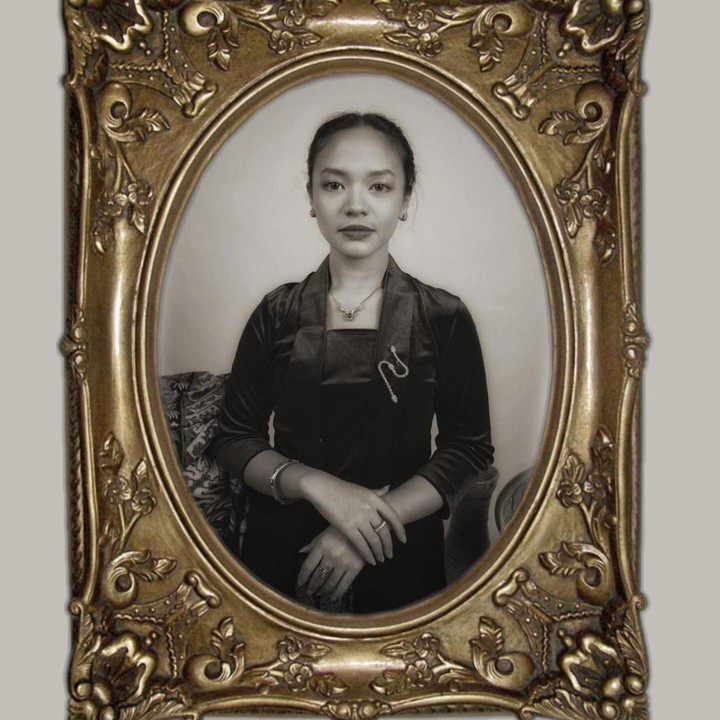 <p>Amel Carla juga mencoba potret bernuansa klasik yang membuatnya tampak seperti wanita di dalam sebuah lukisan. Memesona ya? (Foto: Instagram @amelcarla)</p>