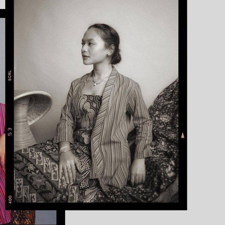 <p>Dalam potret bernuansa hitam-putih, Amel Carla tampak seperti gadis Jawa tempo dahulu yang terlihat sangat anggun. (Foto: Instagram @amelcarla)</p>